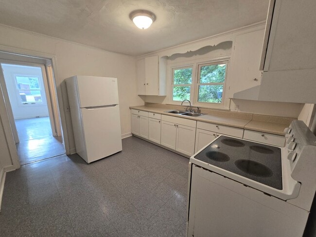 Building Photo - NEW LISTING!!!!!
