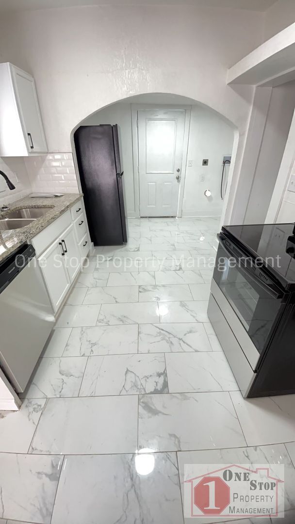 Foto del edificio - Beautiful 4 Bedroom 2 Bathroom Home in Kan...