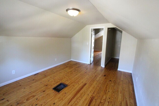 Foto del edificio - 3 bedroom 1 bath West Allis home with granite counters and 2 car garage