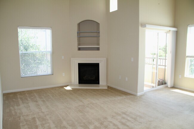 Foto del edificio - 2 Bed | 2 Bath | 1375 SF | Private 2 Garage | Loft Style Condominium | Owner pays WS&G