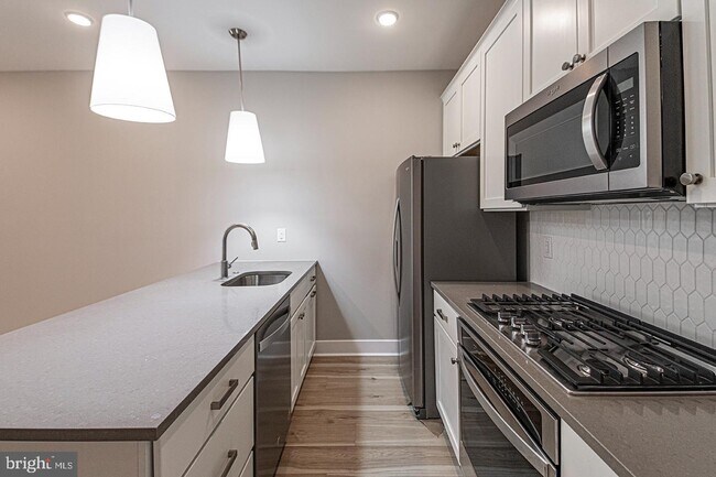 Building Photo - 715 S 51st St