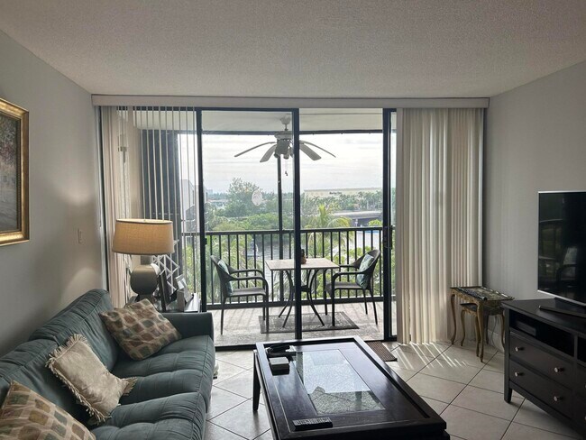 Building Photo - 7 Royal Palm Way