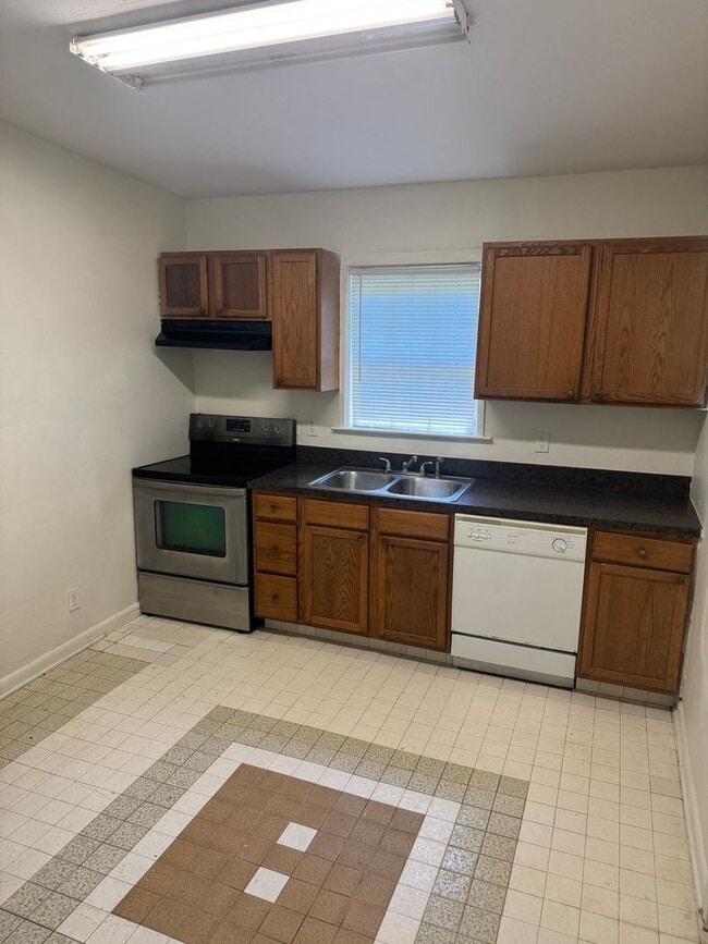 Building Photo - Four Bedroom, Two Bathroom House on Sharkey Street...Immediate Occupancy