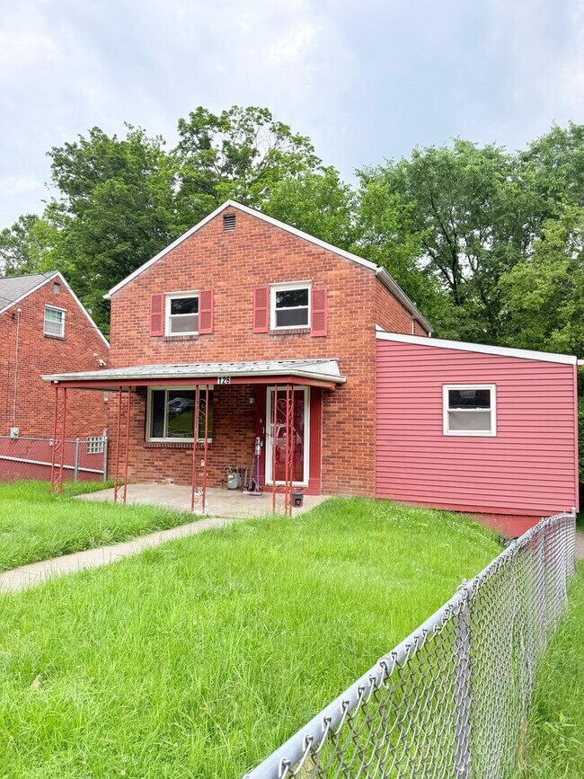 Foto del edificio - Freshly Painted 3BD/1.5BA Single Family Ho...