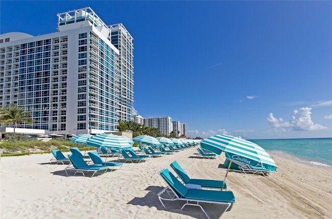 Foto del edificio - 6899 Collins Ave