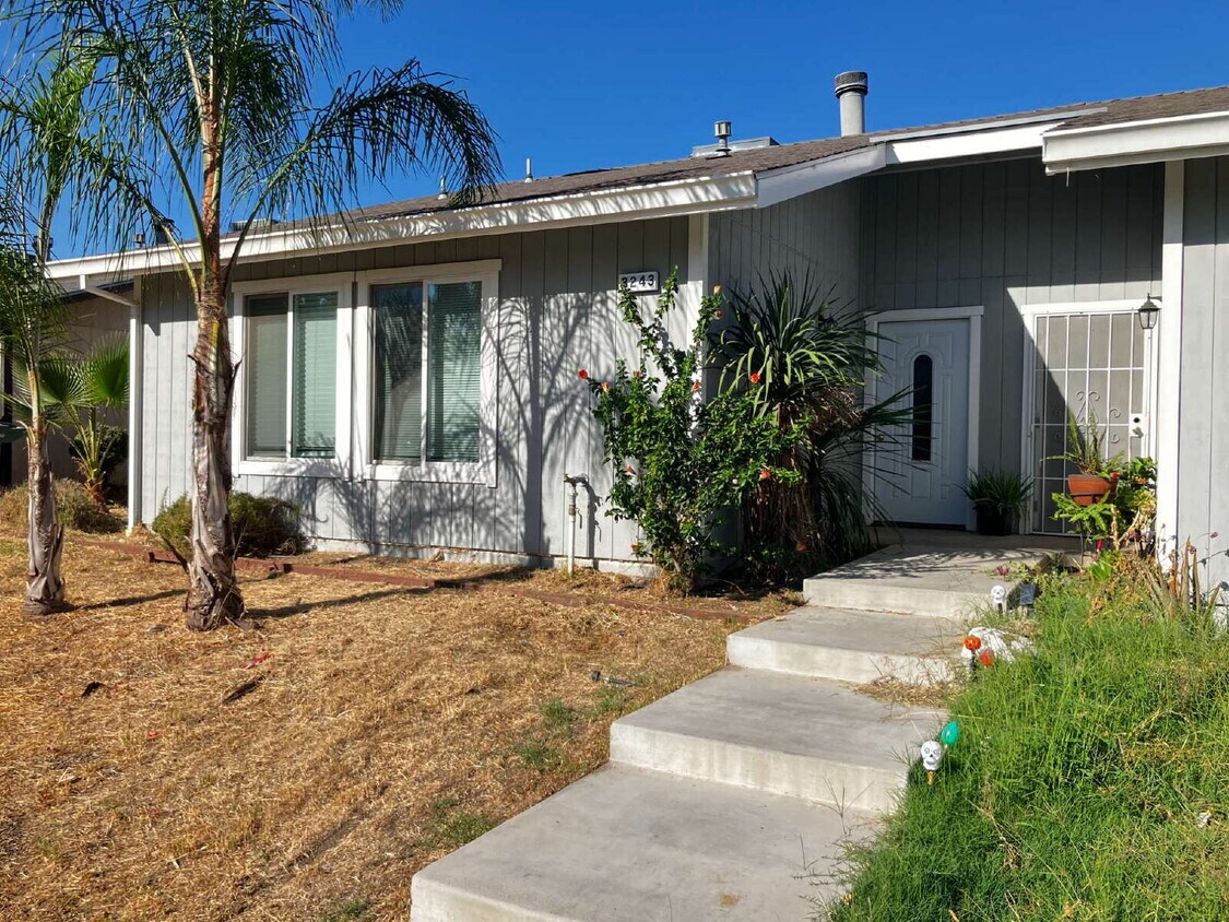 Foto principal - Charming 2-Bed, 2-Bath Duplex Retreat on D...
