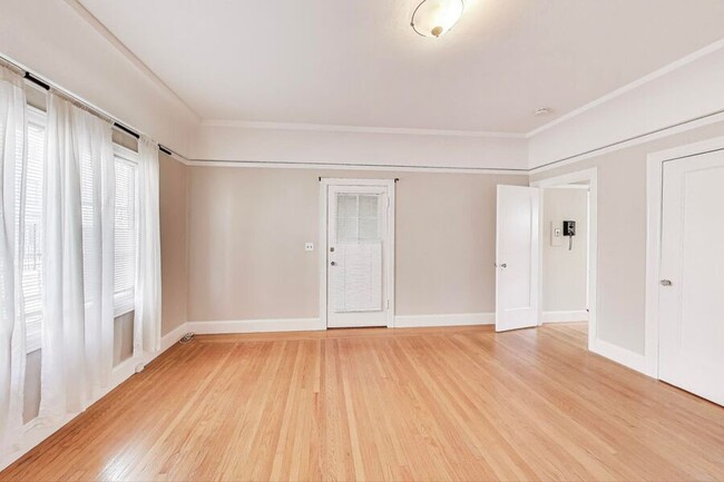 Building Photo - 10 Westall Ave