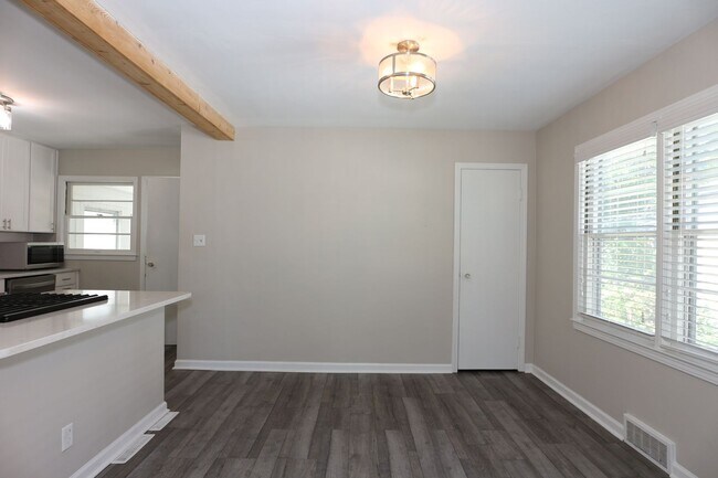 Building Photo - Spacious Broad Ripple 2 Bedroom Home!