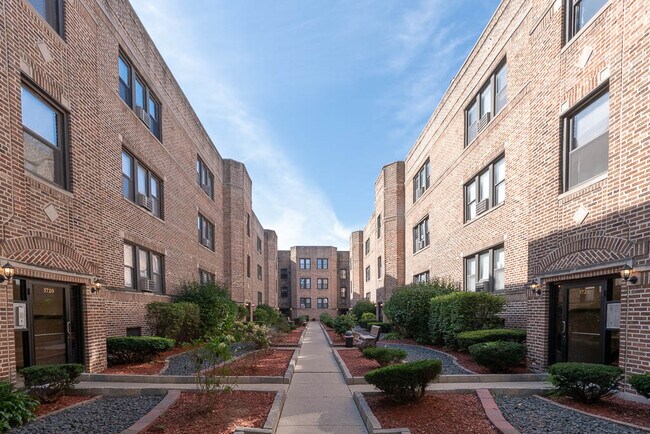 Foto del edificio - 3739 N Pine Grove Ave
