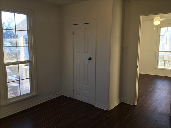 Building Photo - 302 N 14th St