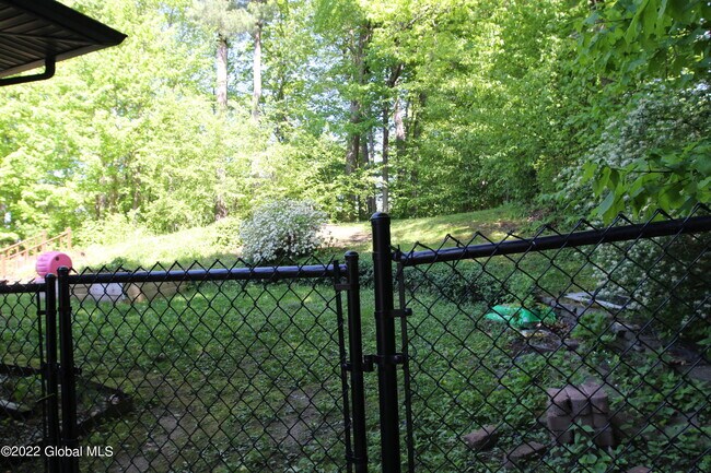 Foto del edificio - 73 Birchwood Ln