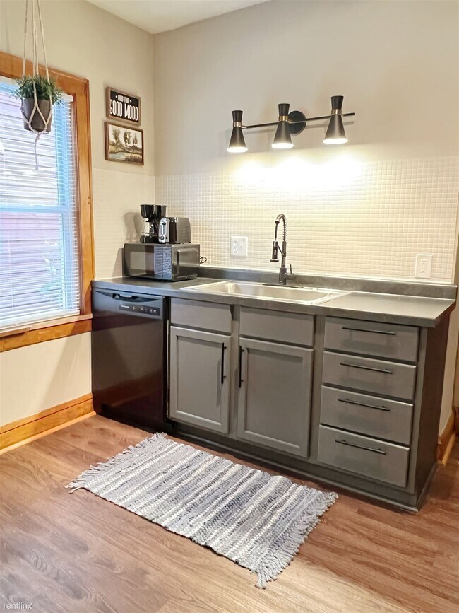 Building Photo - 1 br, 1 bath Duplex - 3921 North Thomas Av...