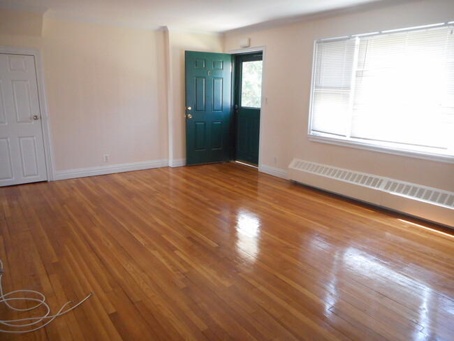 Building Photo - 800 Forest Ave