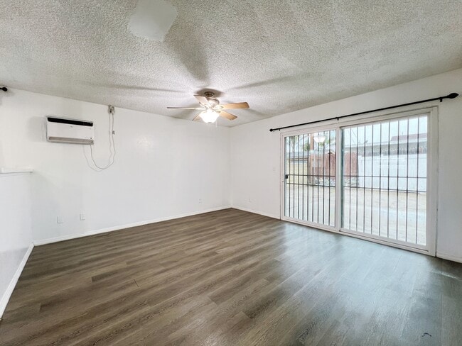 Foto del edificio - 9228 Oleander Ave