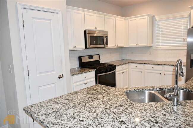 Foto del edificio - 2940 Maple Park Pl