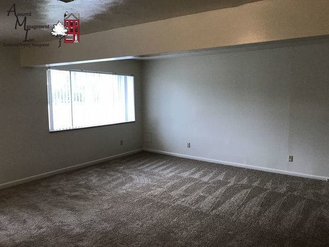 Building Photo - Large duplex in Lakewood. 1-car carport.