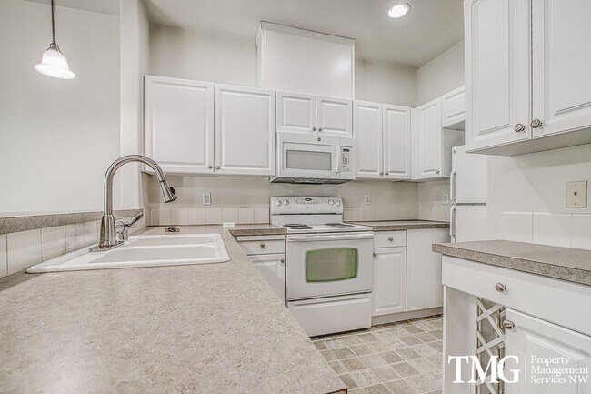 Foto del edificio - Lovely 3 Bed 2.5 Bath Townhome w/ a back D...