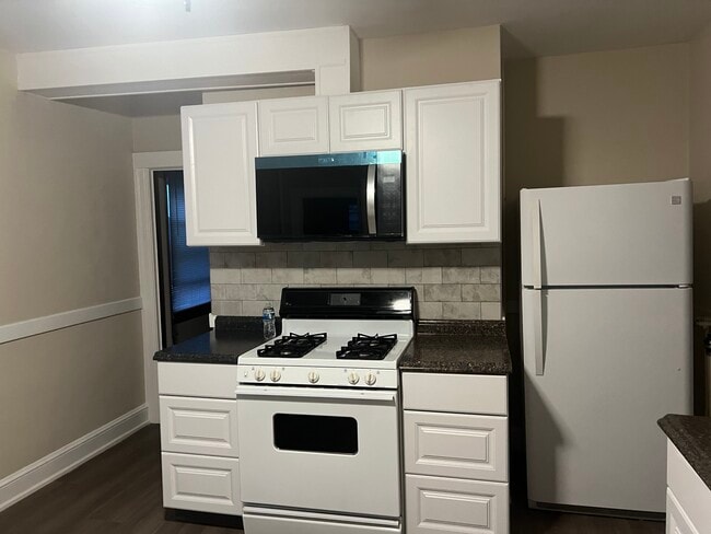 Building Photo - 33 Clinton St