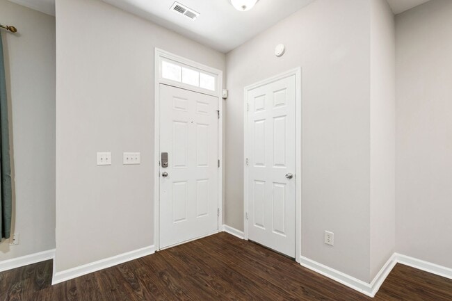 Foto del edificio - Raleigh Retreat: Modern 3BR Townhome with ...