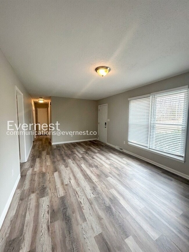 Building Photo - 3 Bed, 1.5 Bath Home with Fenced Yard / Pet-Friendly / Available Now!