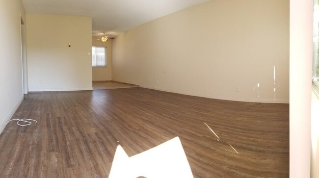 Foto del edificio - 21025 Wood Ave