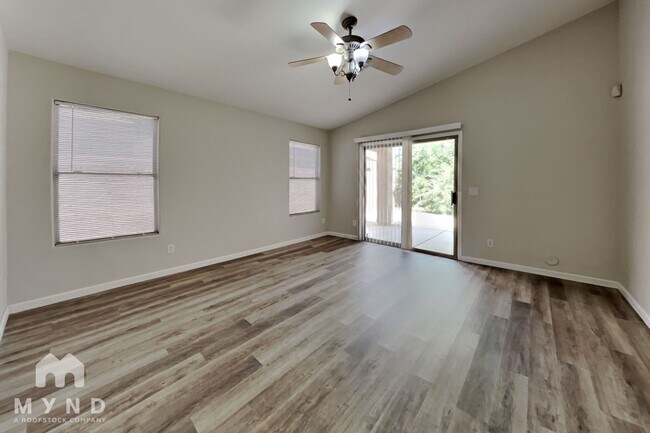 Foto del edificio - 714 E Lovegrass Dr