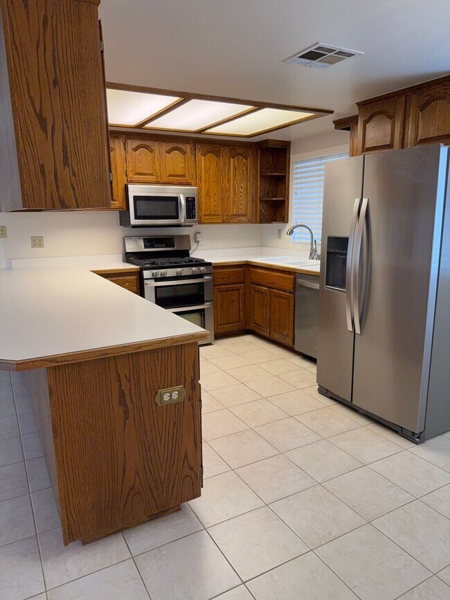 Foto del edificio - Custom Home Located on Henderson 1/2 Acre!
