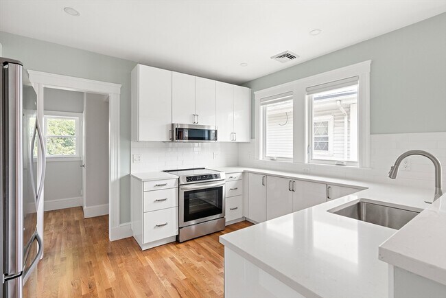 Building Photo - 706 Mt Auburn St
