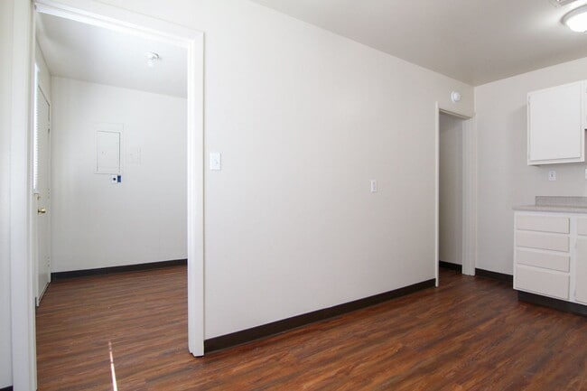 Building Photo - Duplex for Rent in Redding CA | Near Downtown, Laundry Hookups, Yard