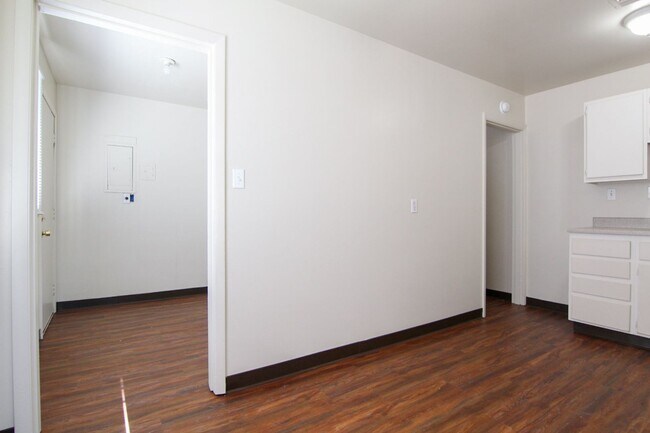 Foto del edificio - Duplex for Rent in Redding CA | Near Downtown, Laundry Hookups, Yard