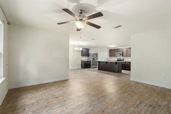 Building Photo - 515 E Marigold Dr