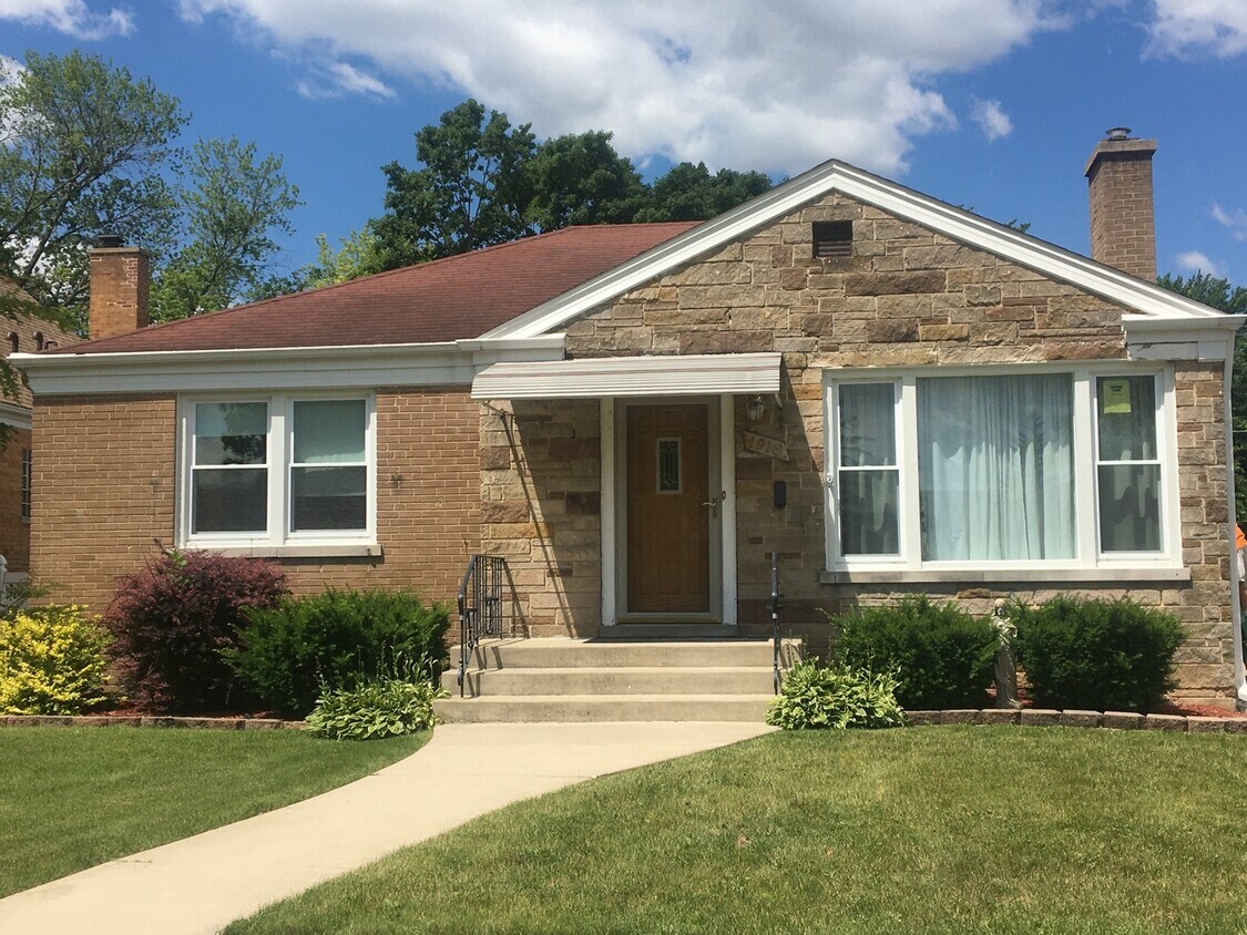 1918 Stratford Ave, Westchester, IL 60154 House Rental in Westchester, IL