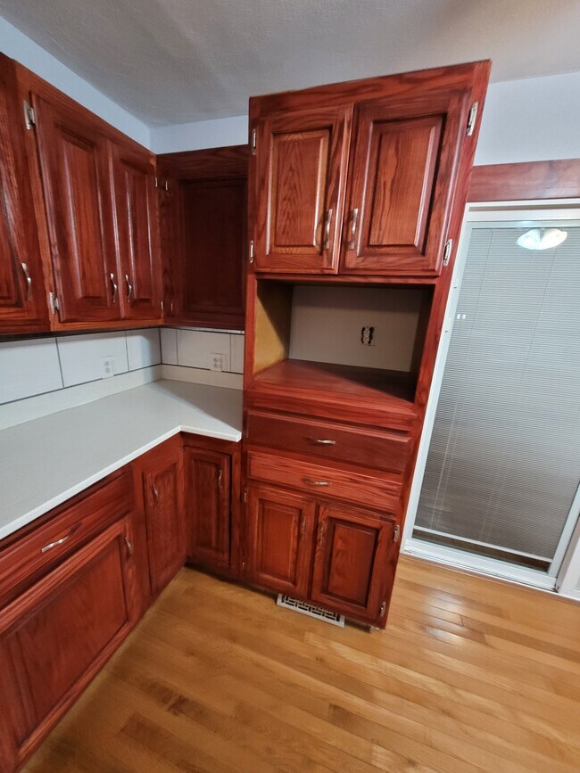 Microwave cabinet - 1609 Husky Trl
