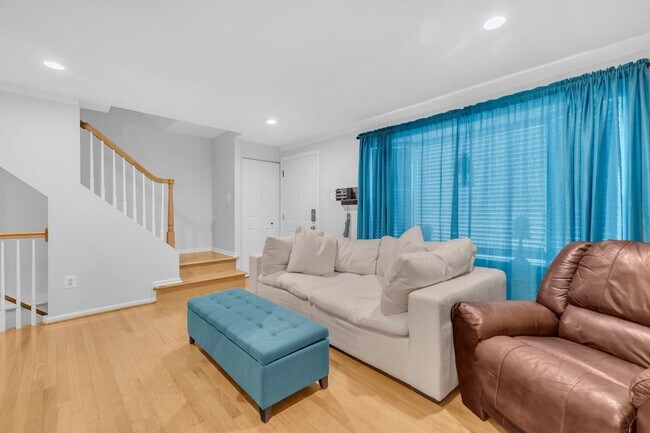 Building Photo - Beautifully Updated End-Unit Townhome in P...