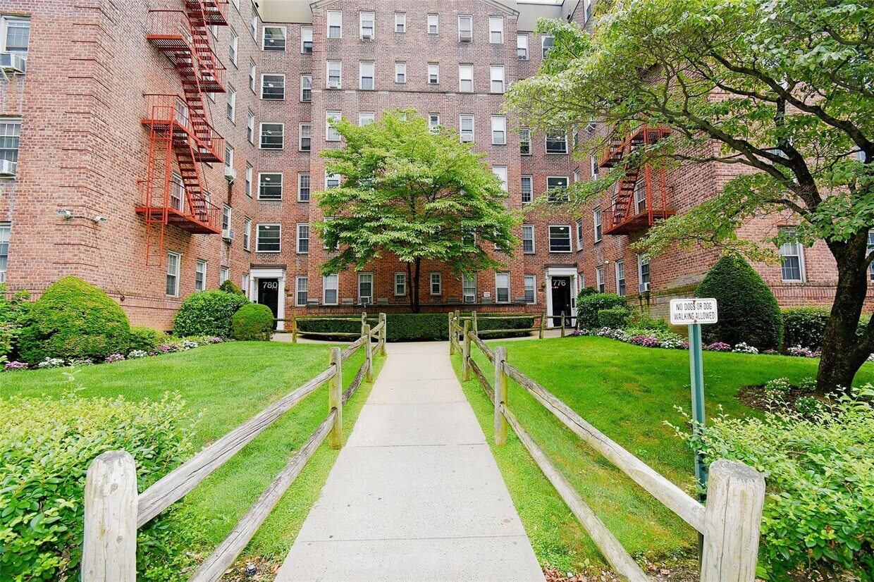 Foto principal - 780 Bronx River Rd