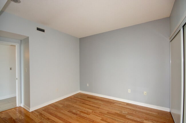 Building Photo - 15-915 Brunel Ct