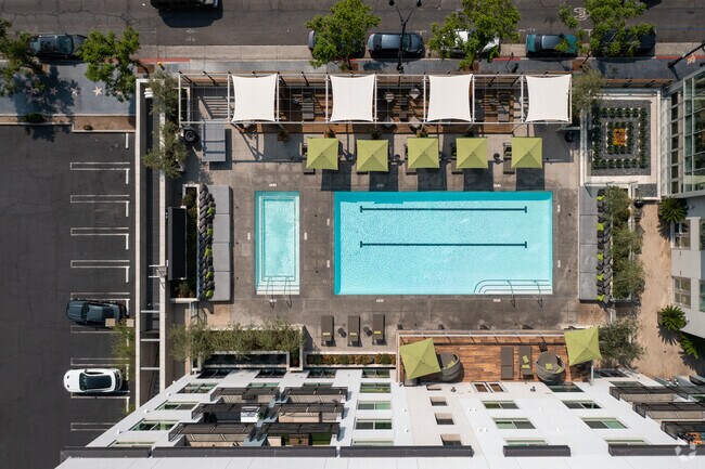 Vista aérea de la piscina - Vinyl Hollywood