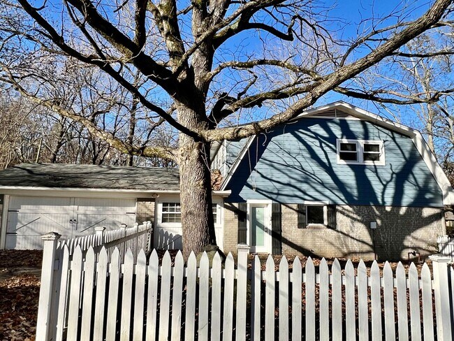 Building Photo - Beautiful 3 bed/2.5 bath Home In Cozy Neig...