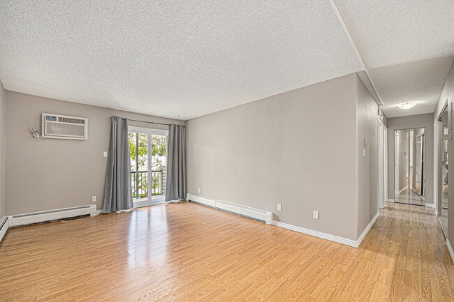 Building Photo - 1350 Golden Cir