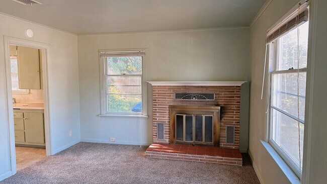 Building Photo - Cute 3bdrm/1 bath cottage with big yard