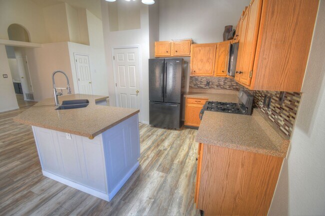 Building Photo - Great NW Three Bedroom , Two Bathroom, 2 C...