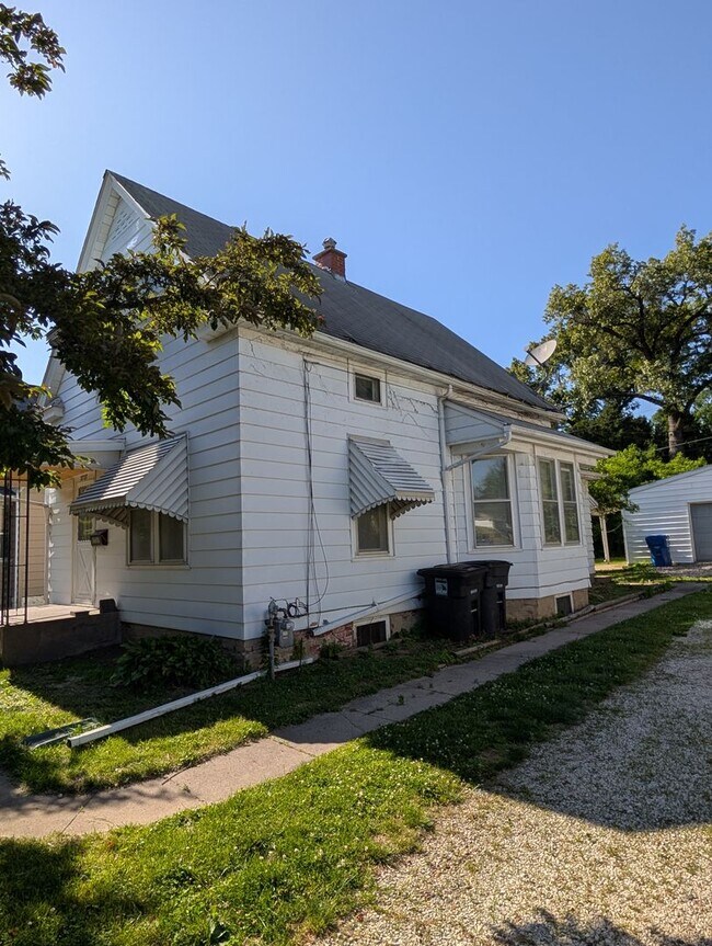 Foto del edificio - Affordable Moline Apartment in a Prime Quad Cities Location!