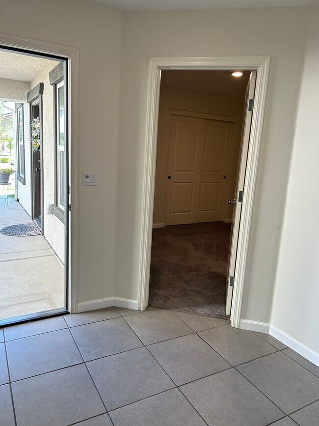 Foto del edificio - Spacious 5 Bedroom 4 Bathroom in Tulare!!