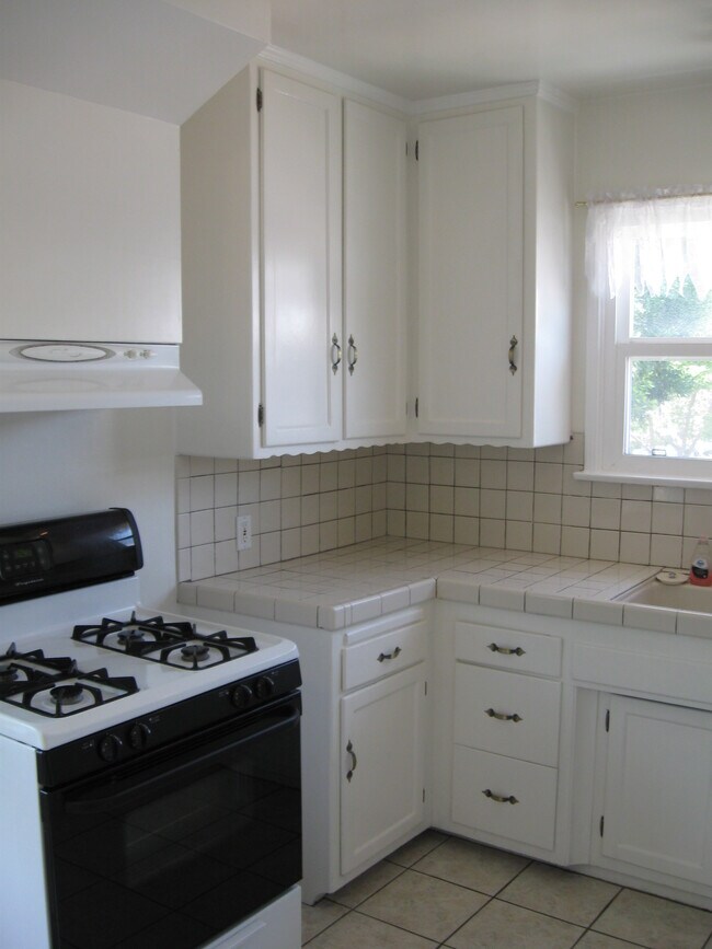kitchen - 5592 Kinston Ave