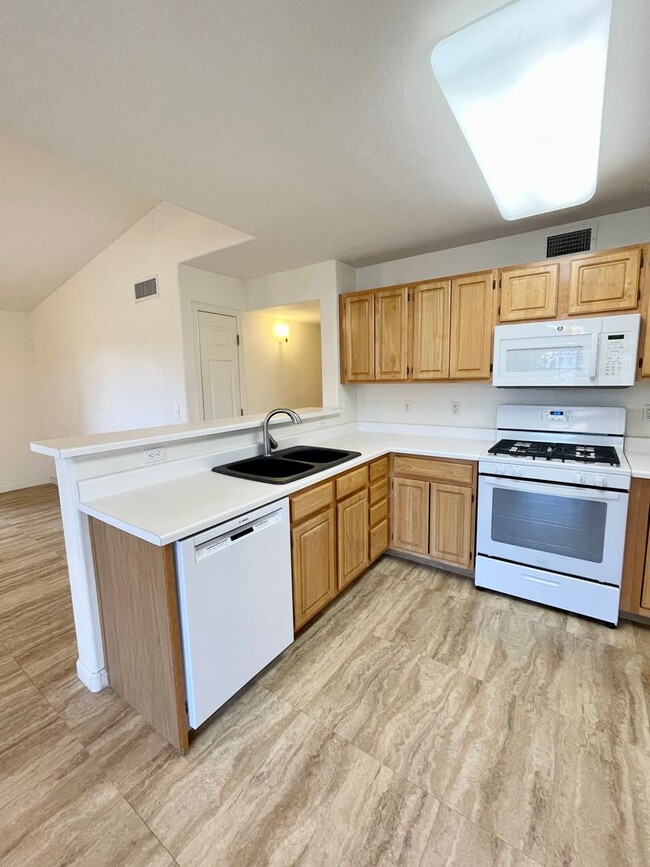 Building Photo - 2 Bedroom 2 Bathroom Condo in Broomfield!