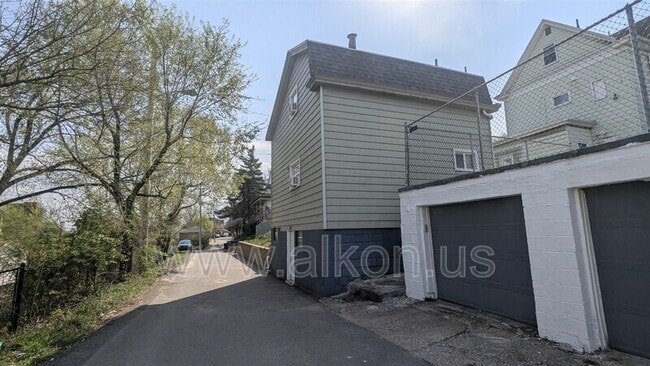 Building Photo - 651 Bigelow St