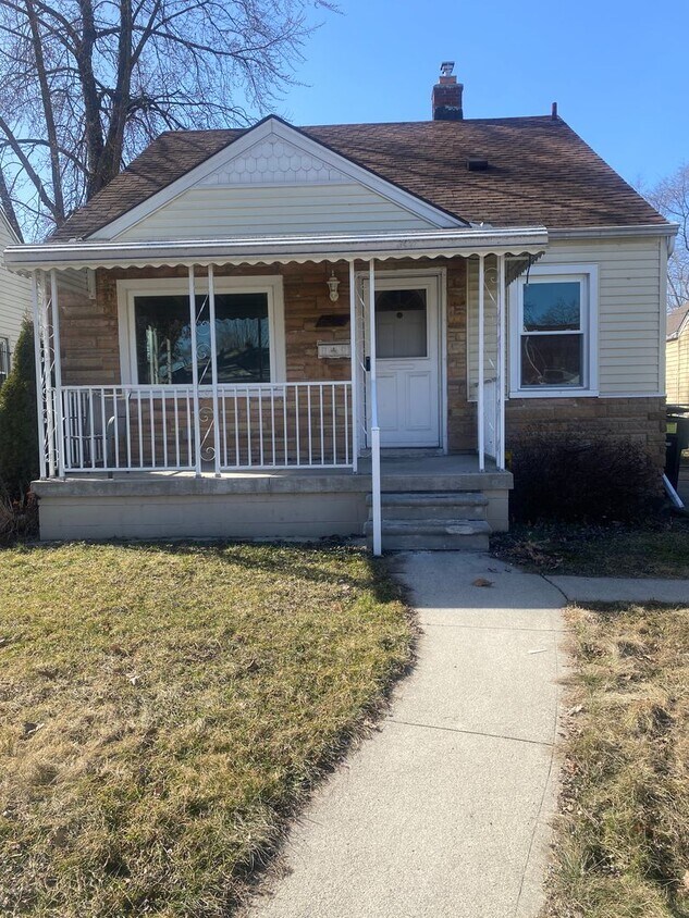 Foto principal - Three bedroom 1 bath bungalow with finished basement and 2 car garage