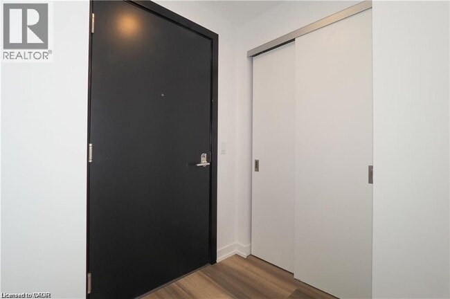 Building Photo - 15 Wellington St S