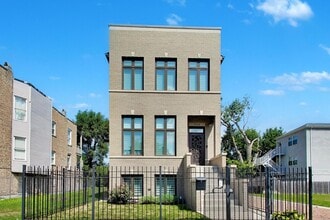 Building Photo - 700 E 46th St