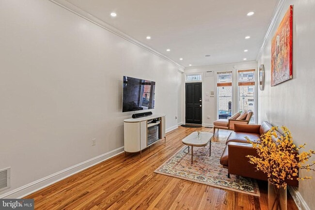 Building Photo - 427 S Eden St